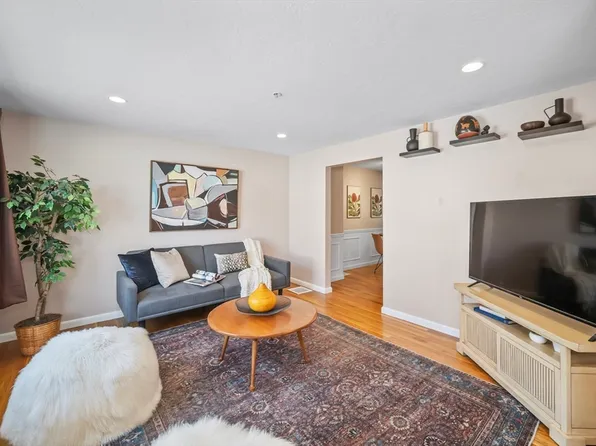 995 Trapelo Rd APT 2, Waltham, MA 02452
