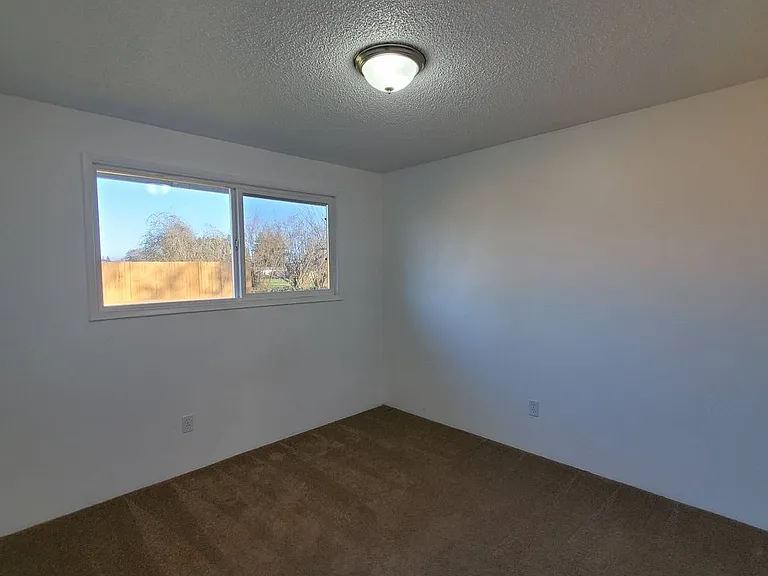 4311 Waverly Dr NE — Photo 16
