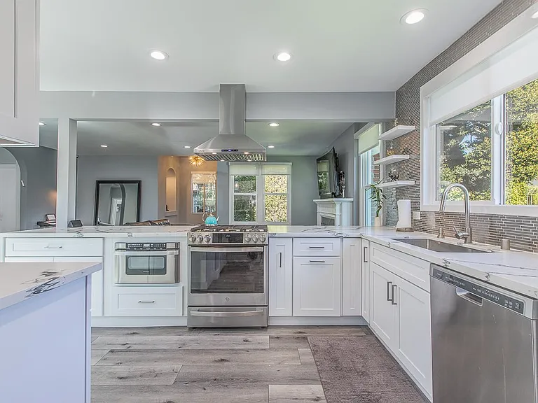 1207 Greenacre Ave — Photo 4
