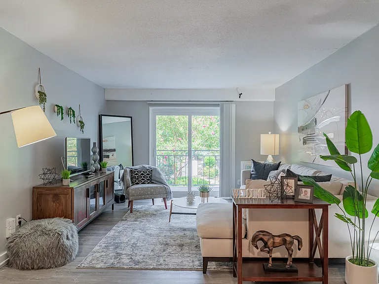 Sterling Glenwood Apartments — Photo 10