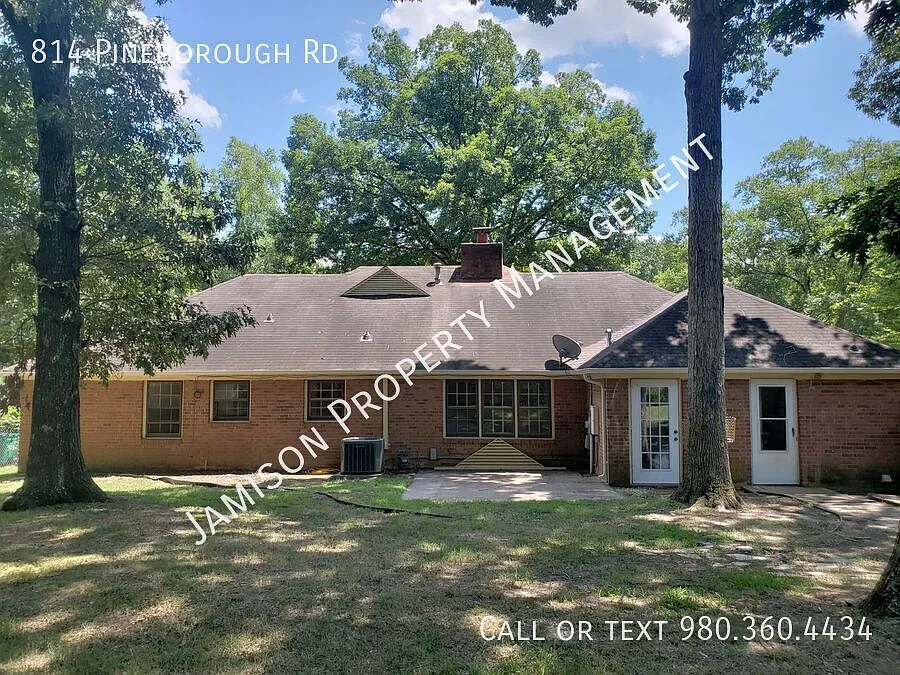 Building Photo - 814 Pineborough Rd