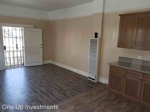 4th image of 636 W 74th St #638