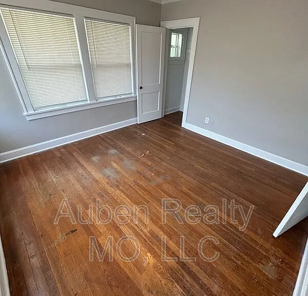 5426 Harrison St #2F — Photo 12