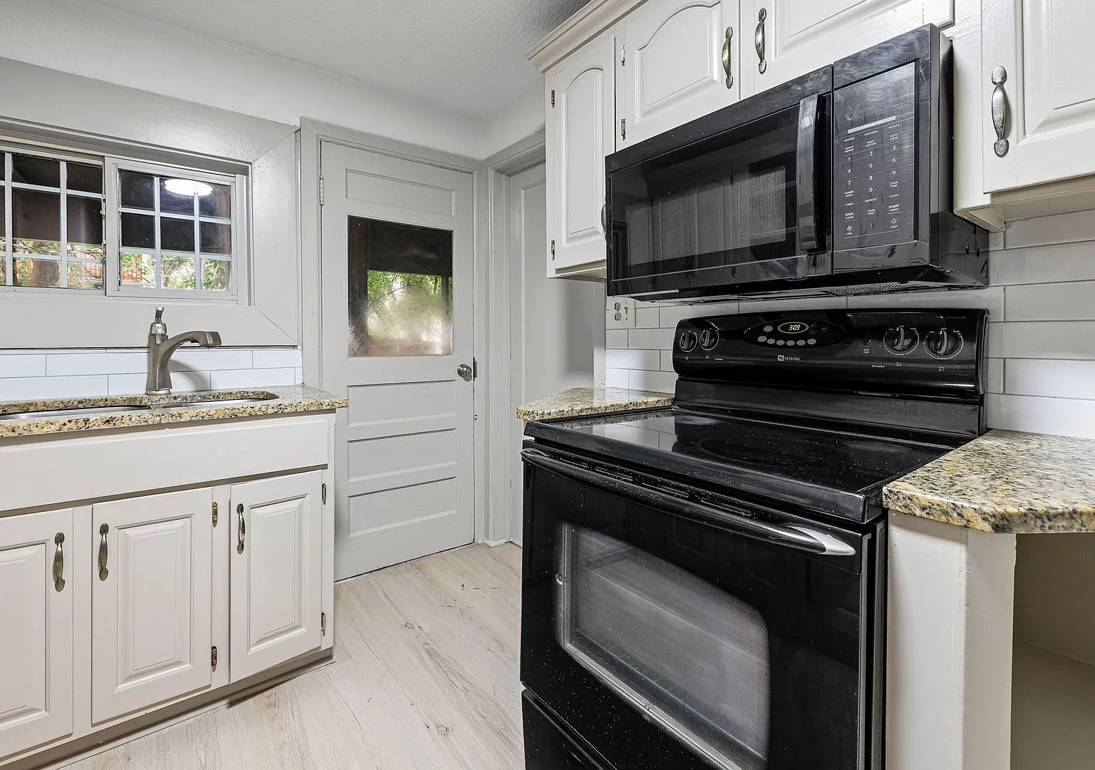 Beautiful 3 Bedroom Home — Photo 3