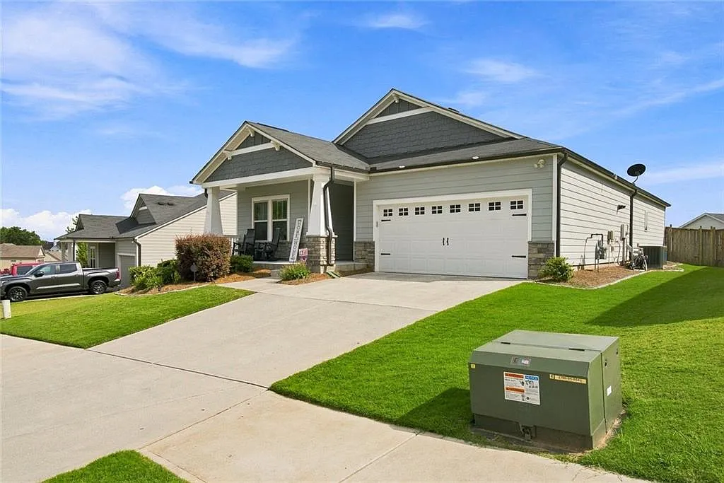3 bed, 2.0 bath, 1656 sqft, $2,300 — Photo 2
