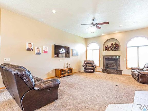3rd image of 3012 W Auburn Hills St