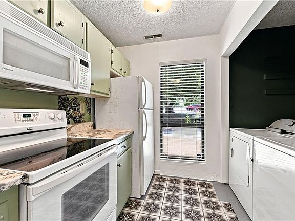 4th image of 301 Village Ln Unit F