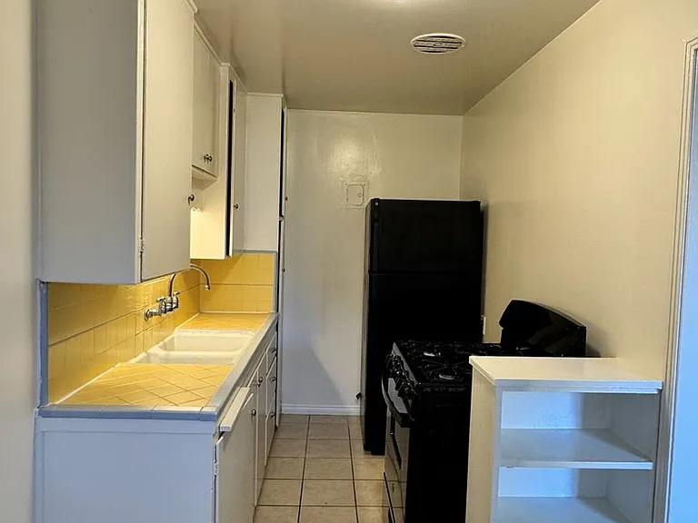 915 Freeman Ave. — Photo 5