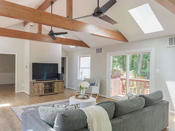 4th image of 701 Ridge Dr