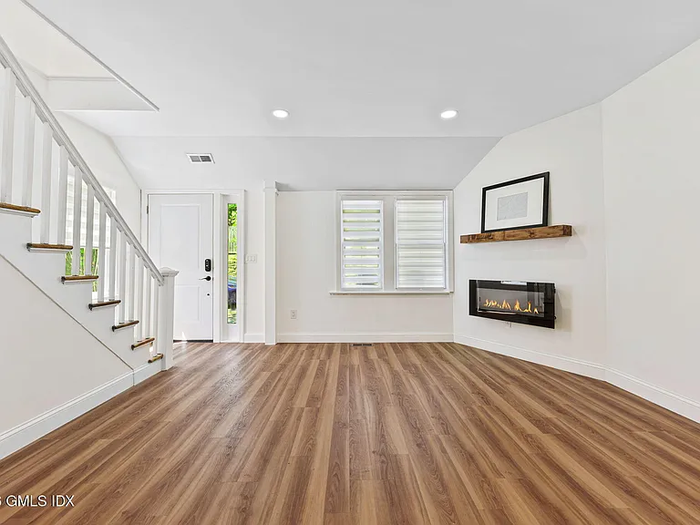 300RUC E Park Ave #B — Photo 4