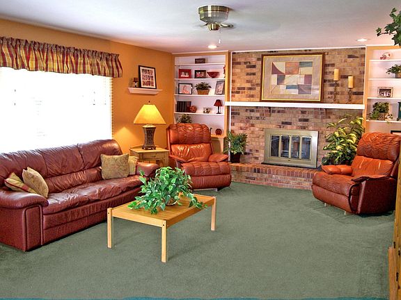 Huge family room w/fireplace 