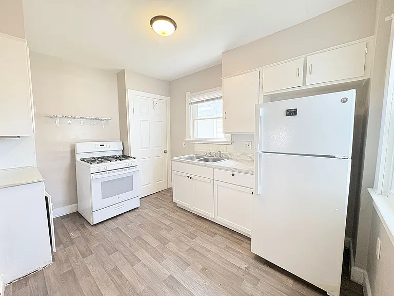 261 E Lake St — Photo 12