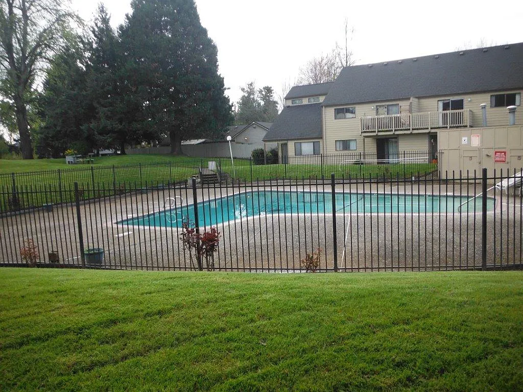 Rivers Edge Apts - 270-05 — Photo 4