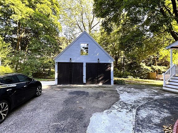 3rd image of 6 Oakland Cir