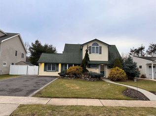44 Arbor Ln, Hicksville, NY 11801