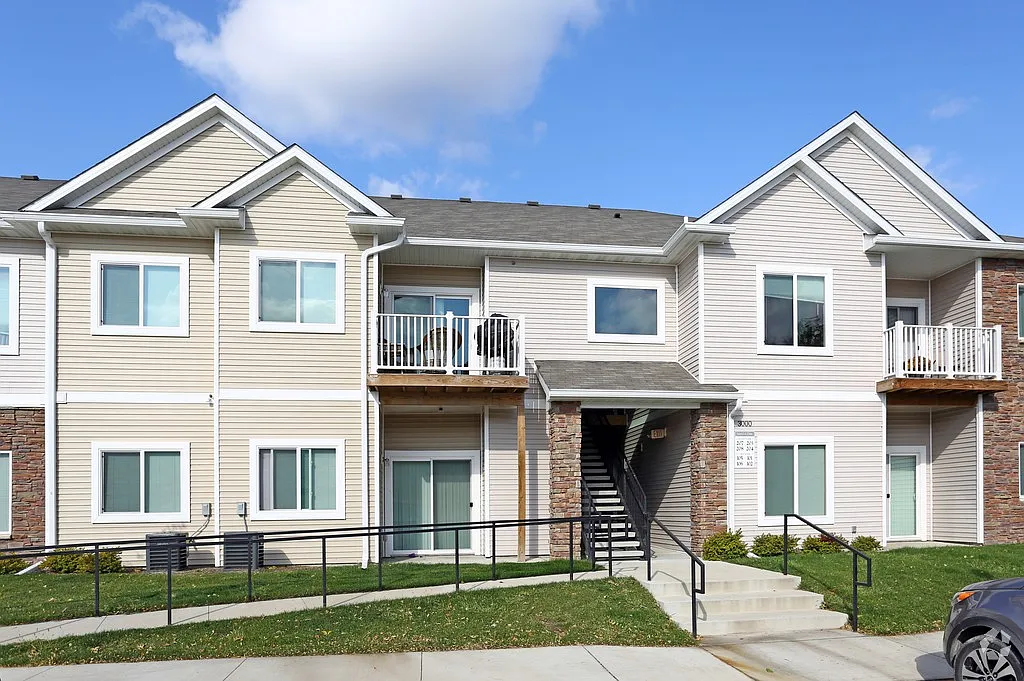 Silver Oak Condos — Photo 2