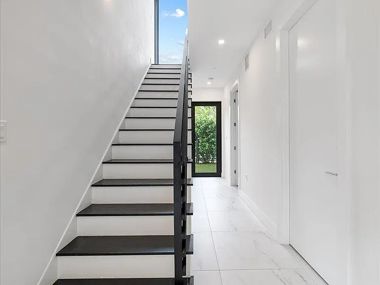 1052 N Victoria Park Rd — Photo 4