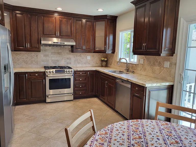 924 E Tujunga Ave — Photo 12
