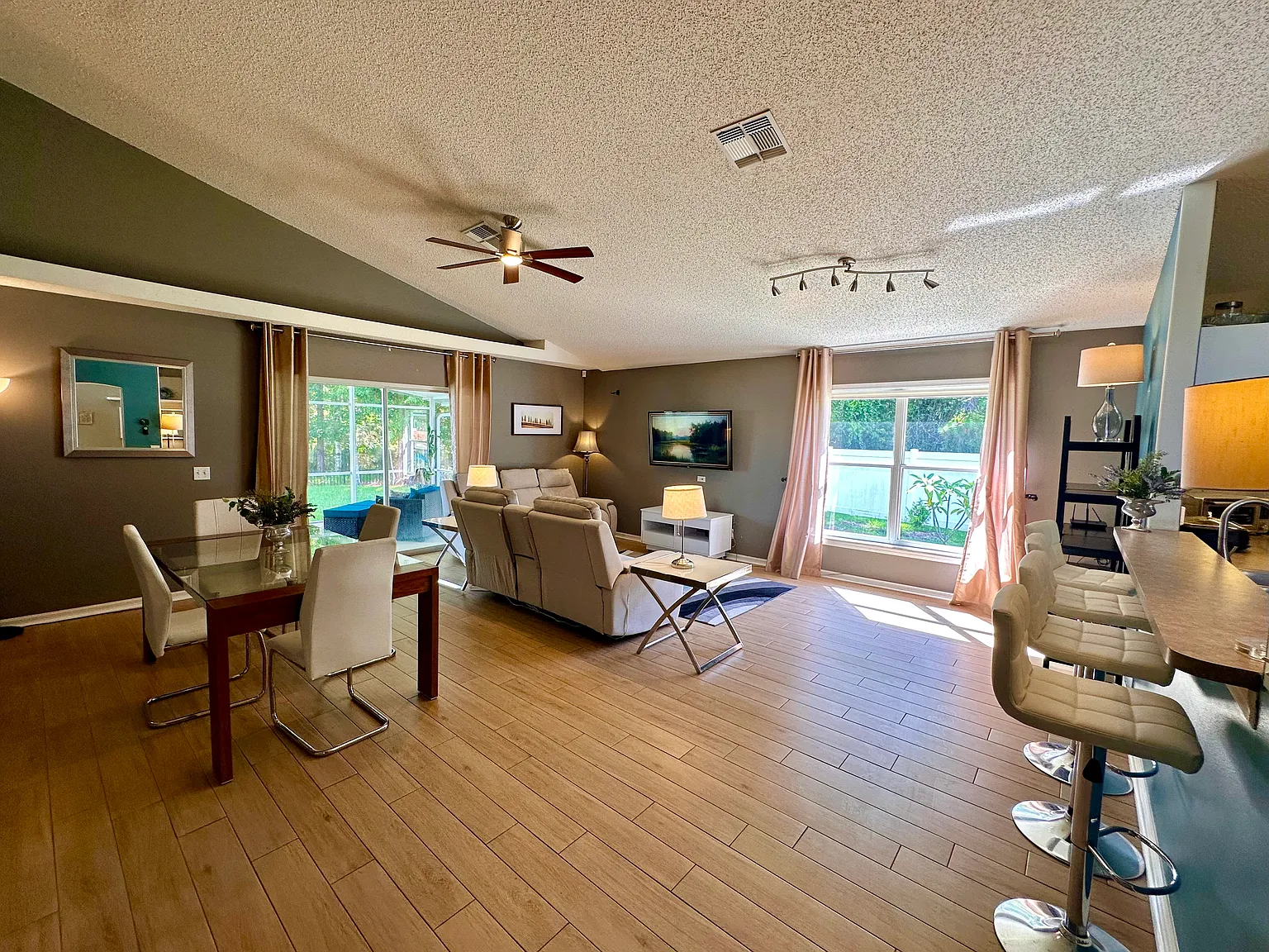 3 bed, 1850 sqft, $2,700 — Photo 3