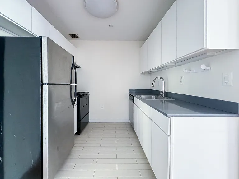 924 Metropolitan Ave #202 — Photo 7