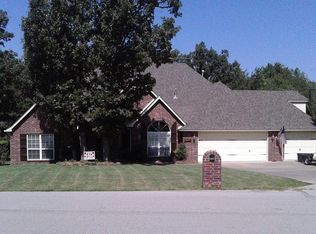 10055 Circle Dr, Claremore, OK 74019