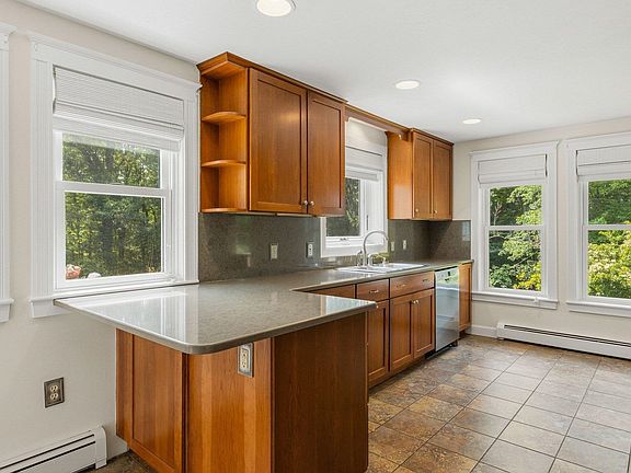 4th image of 35 Stevens Hill Road