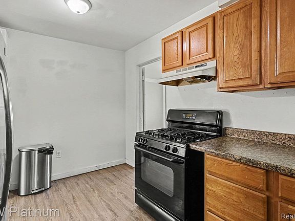 4th image of 683 E Mansfield Ave