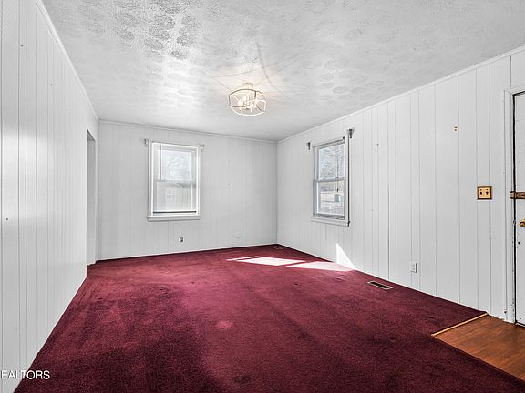 3rd image of 204 S Laurel Cir