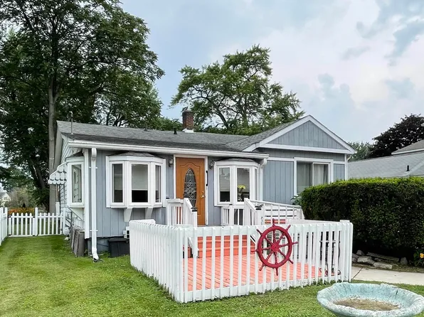 29070 Riverbank St, Harrison Township, MI 48045