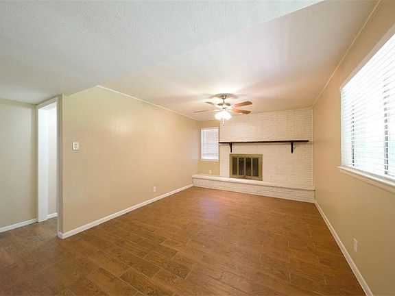 5th image of 1114 Gloucester Ct N