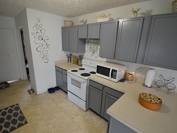 5th image of 394 Ashford Ave