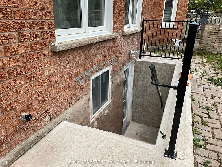 1410 Winterbourne Dr #LOWER — Photo 2