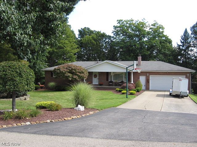 1st image of 437 Golf Dr SE