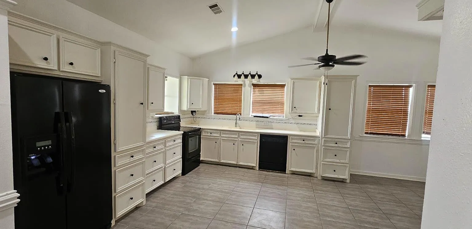 2 bed, 1.0 bath, 1200 sqft, $2,000 — Photo 4