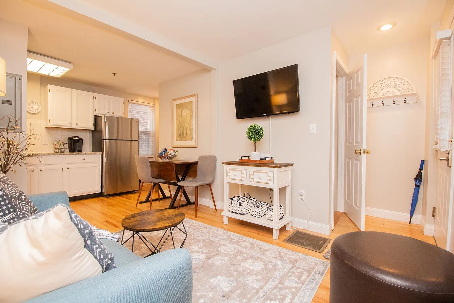 2 bed, 1.5 bath, 893 sqft, $5,078 — Photo 4