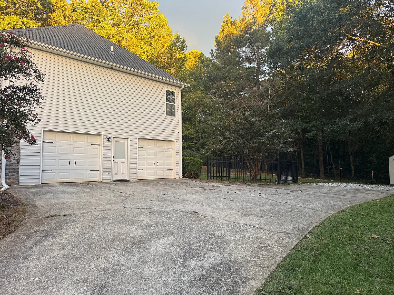 3 bed, 1232 sqft, $2,000 — Photo 3