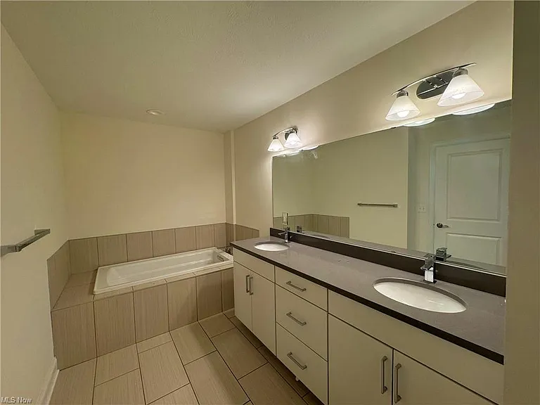 1361 Slate Ct — Photo 8