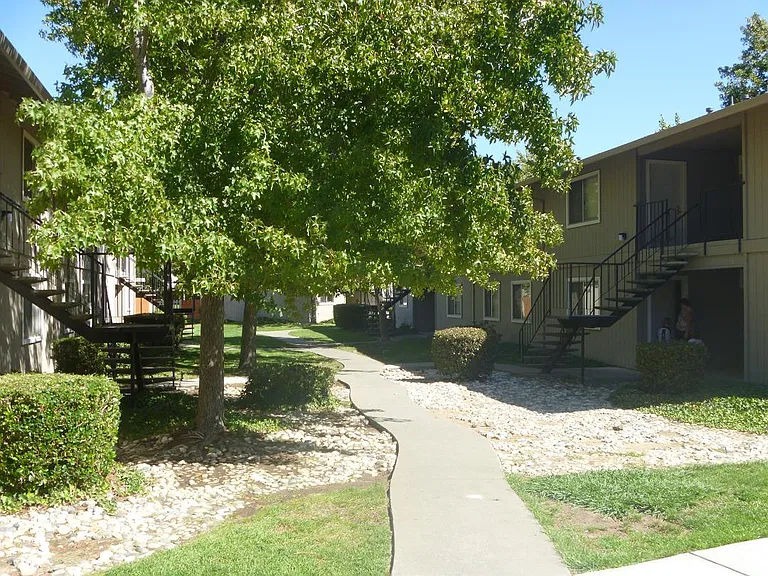 Birchwood Apartments — Photo 6