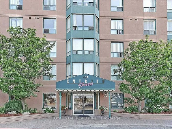 135 Hillcrest Ave #303, Mississauga, ON L5B 4B1