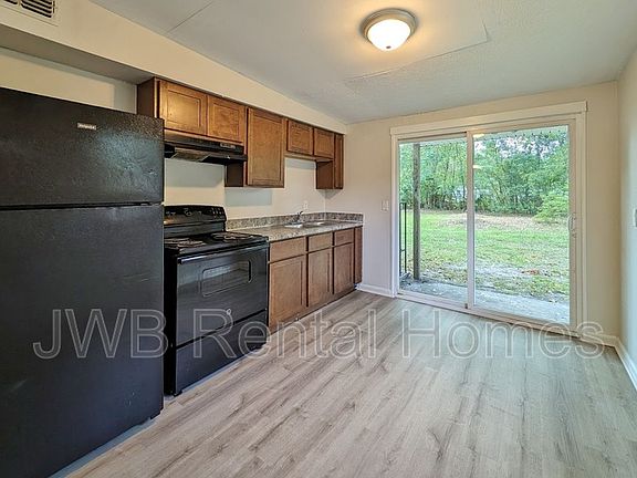 3rd image of 2862 W 8th St