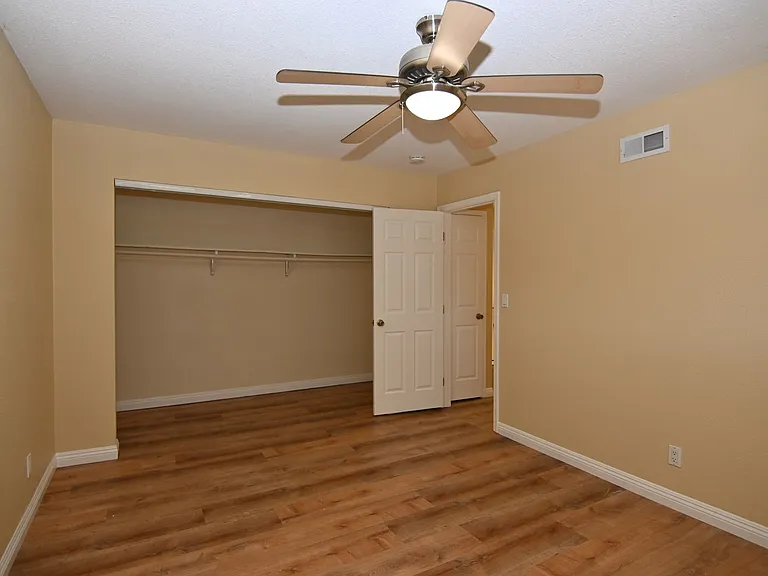 398 Roan St — Photo 18