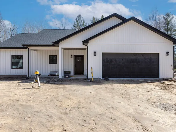 2400 Smith St, Sanford, MI 48657