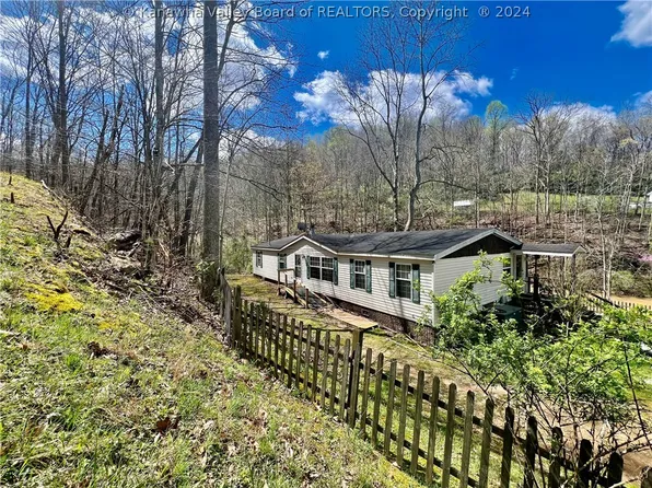 100 Malcomb Ln, Alum Creek, WV 25003