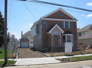 64 5th St, Garden City Park, NY 11040