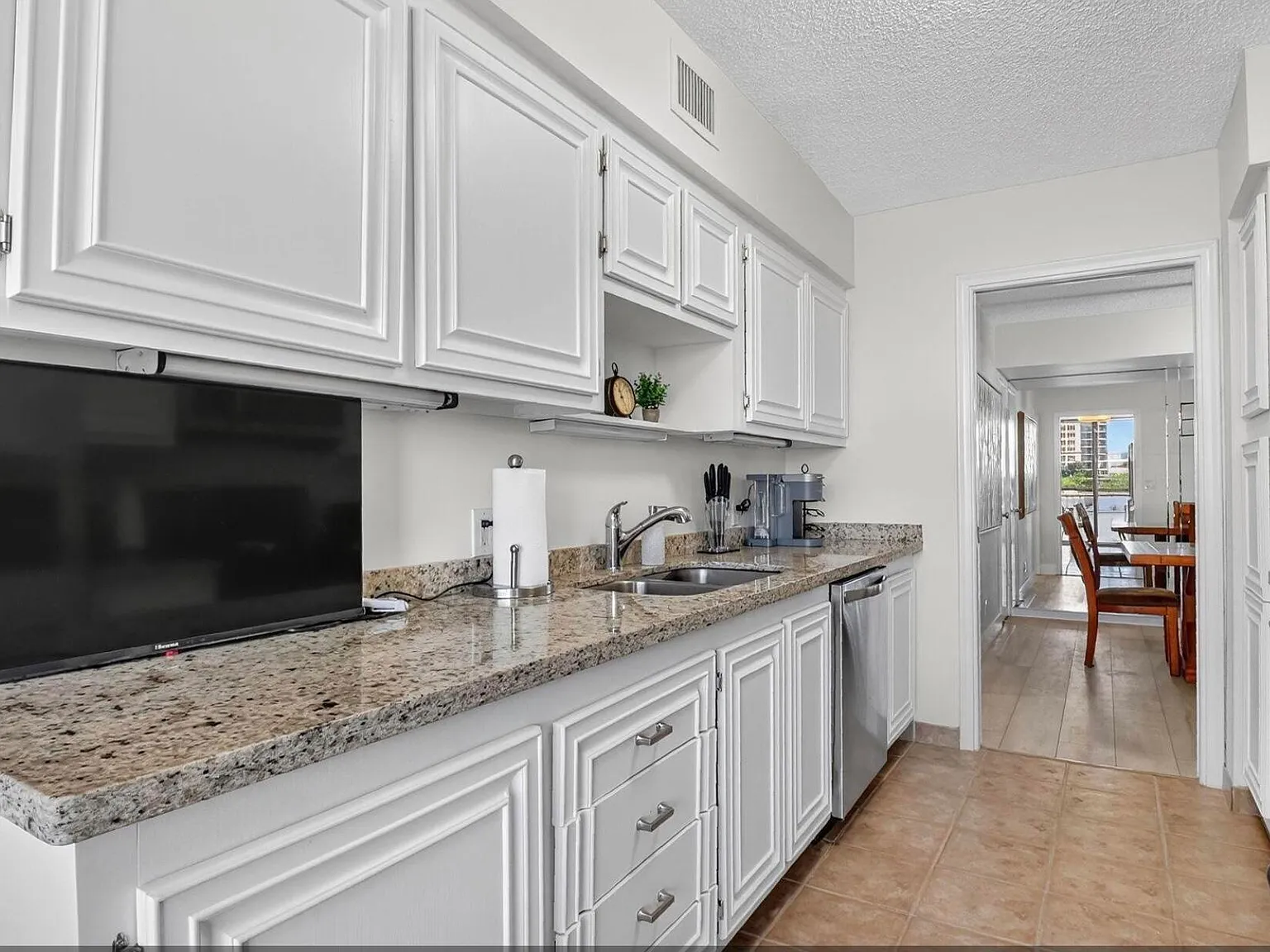 2 bed, 2.0 bath, 1460 sqft, $4,000 — Photo 3