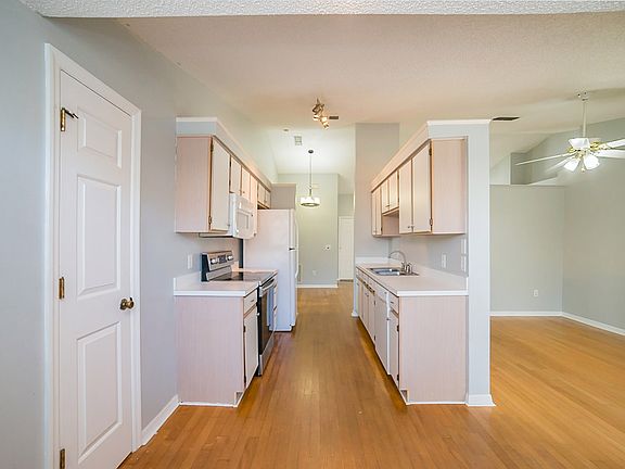 2nd image of 1388 Hendren Dr