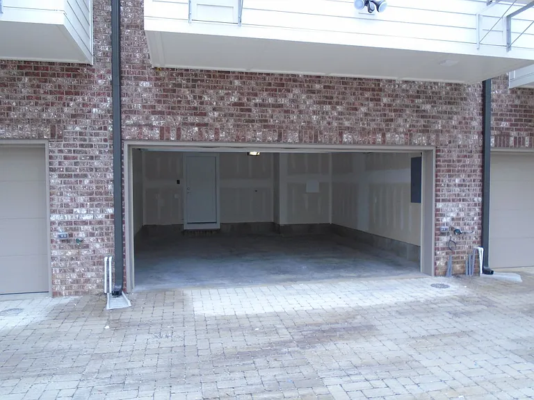 1035 Chester Ave #2 — Photo 23