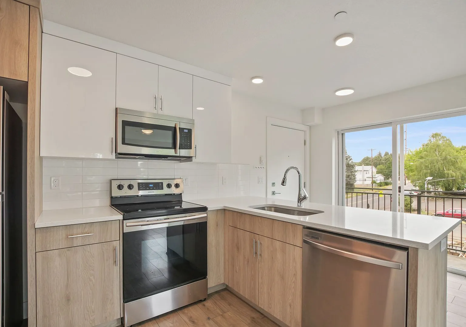 Sunnyside 12 Apartments — Photo 3