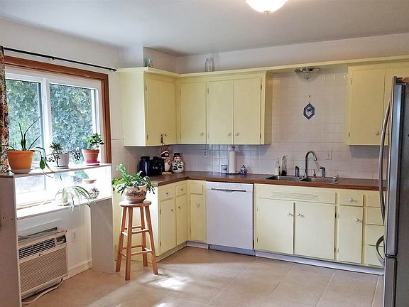 2nd image of 3427 W Rockwell Ave