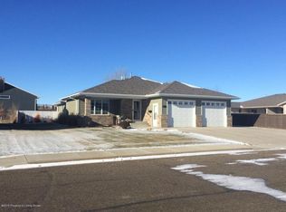 127 18th Ave W, Dickinson, ND 58601